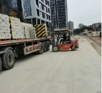 圍擋基礎塊的具體材質有哪些，各自的優(yōu)缺點是什么？【旭東圍擋】